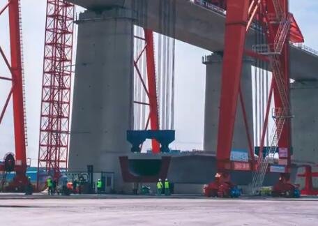 世界首台千吨级架桥机“昆仑号”.jpg
