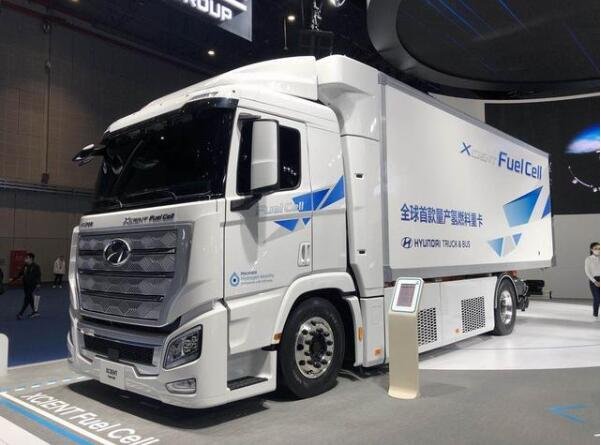 全球首款量产的氢燃料重型卡车亮相进博会.jpg