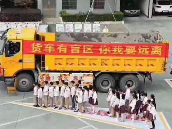 貨車盲區(qū).png 貨車盲區(qū).png