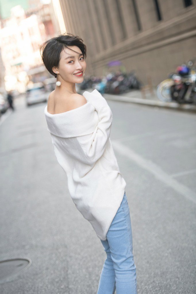 杨洋米白色毛衣大秀完美天鹅颈街拍写真