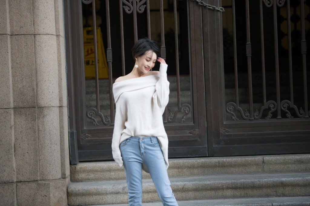 杨洋米白色毛衣大秀完美天鹅颈街拍写真