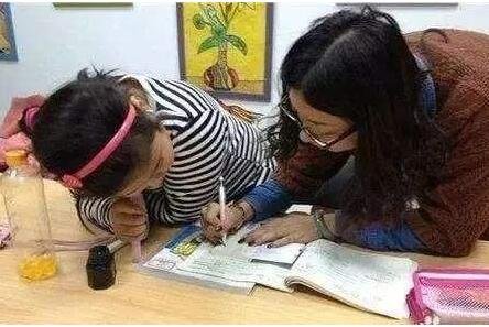 家長批改作業(yè).jpg 家長批改作業(yè).jpg