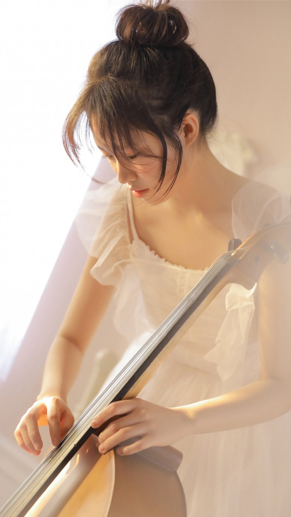 文艺美女大提琴写真图片