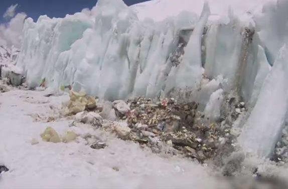 珠峰頂部發(fā)現(xiàn)微塑料.jpg