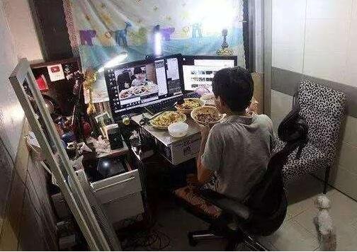 直播吃飯.jpg 直播吃飯.jpg