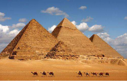 金字塔是怎么建成的