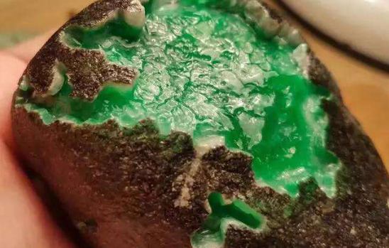 深綠翡翠原石.png 深綠翡翠原石.png