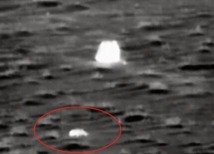 嫦娥五號(hào)返回器前的小動(dòng)物.jpg 嫦娥五號(hào)返回器前的小動(dòng)物.jpg