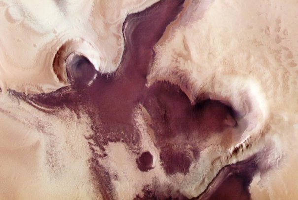 ESA的“火星快车”发现了一对完美的节日剪影