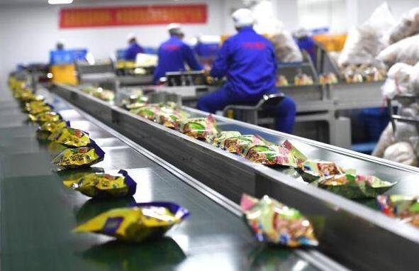 柳州袋裝螺螄粉產(chǎn)銷超百億元.jpg 柳州袋裝螺螄粉產(chǎn)銷超百億元.jpg