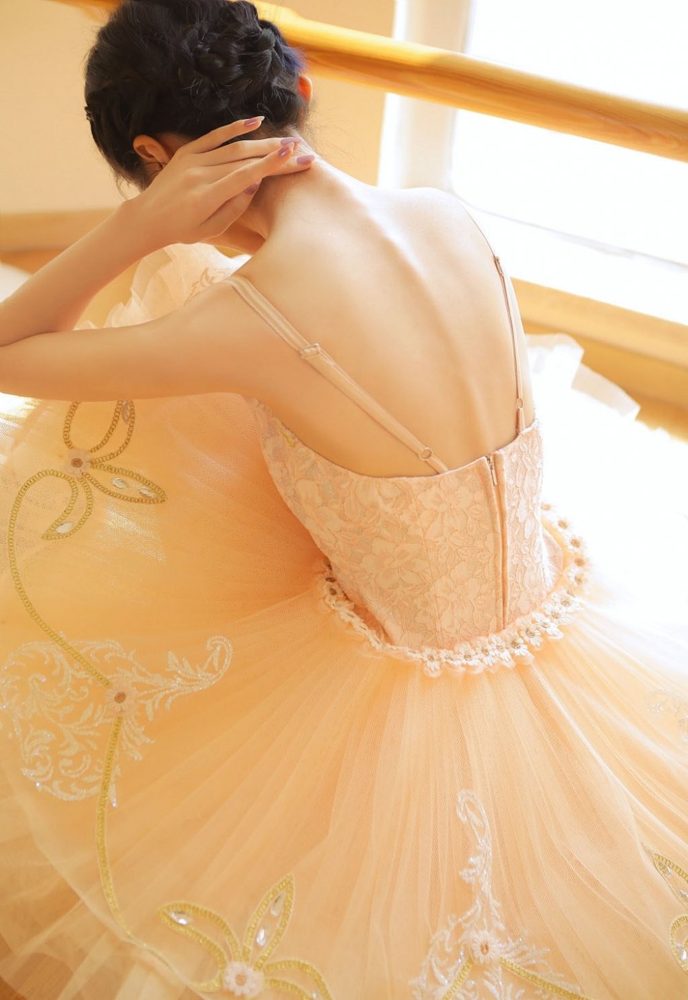 芭蕾舞美女翩翩舞裙迷人玉颈写真