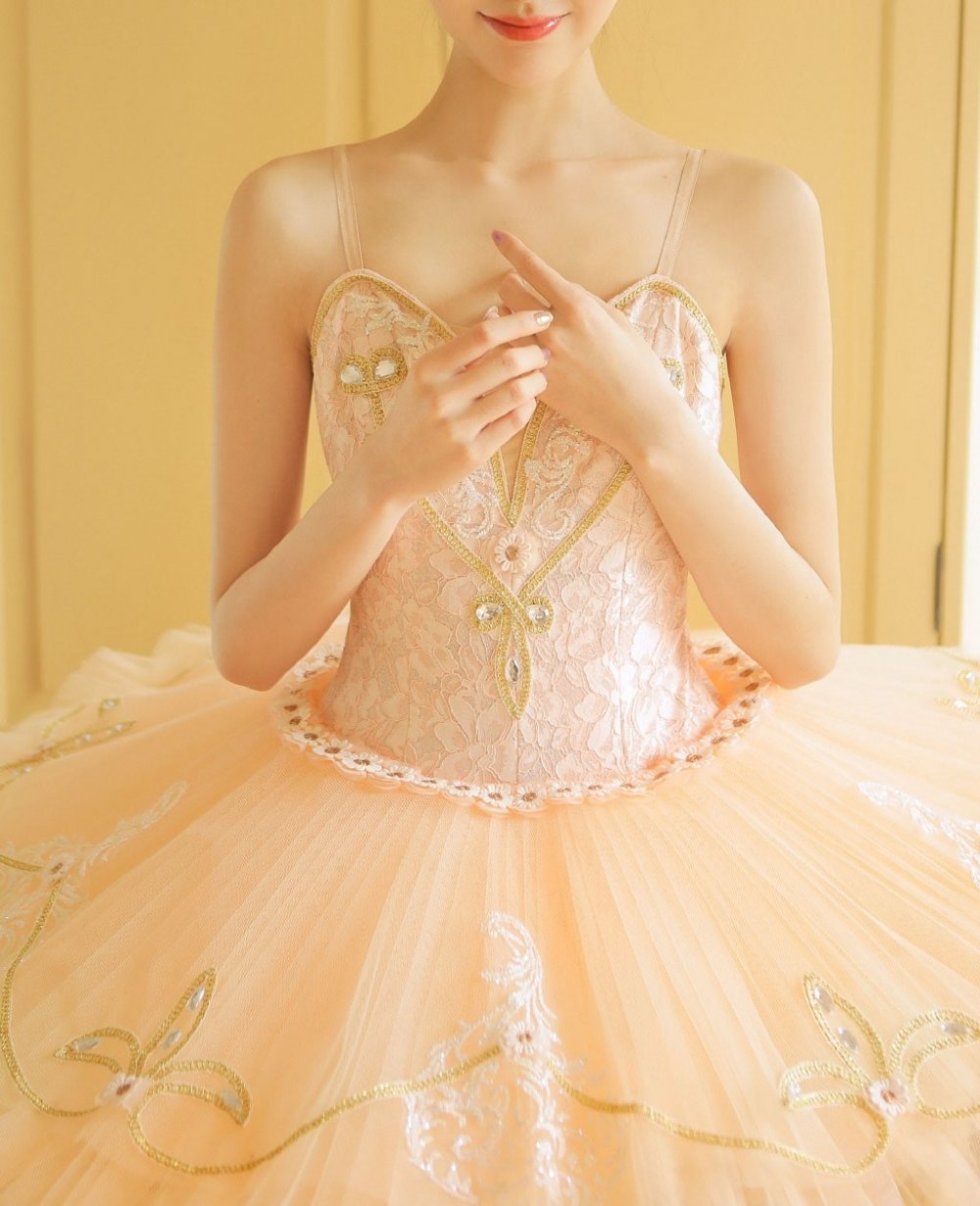 芭蕾舞美女翩翩舞裙迷人玉颈写真