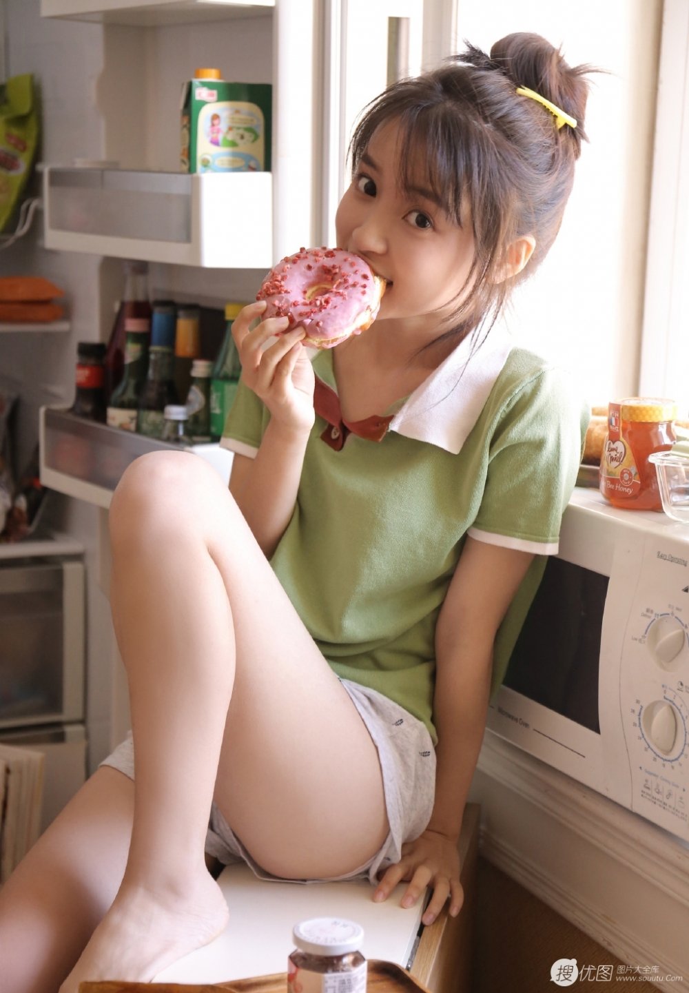 青涩迷人甜甜圈美少女居家私房写真
