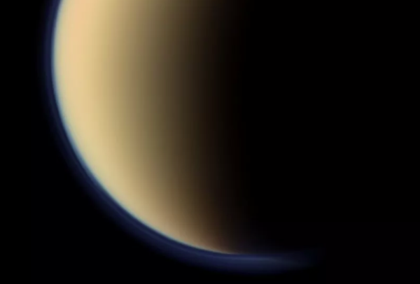 土星神秘卫星土卫六上最大的海面可能超过1000英尺深