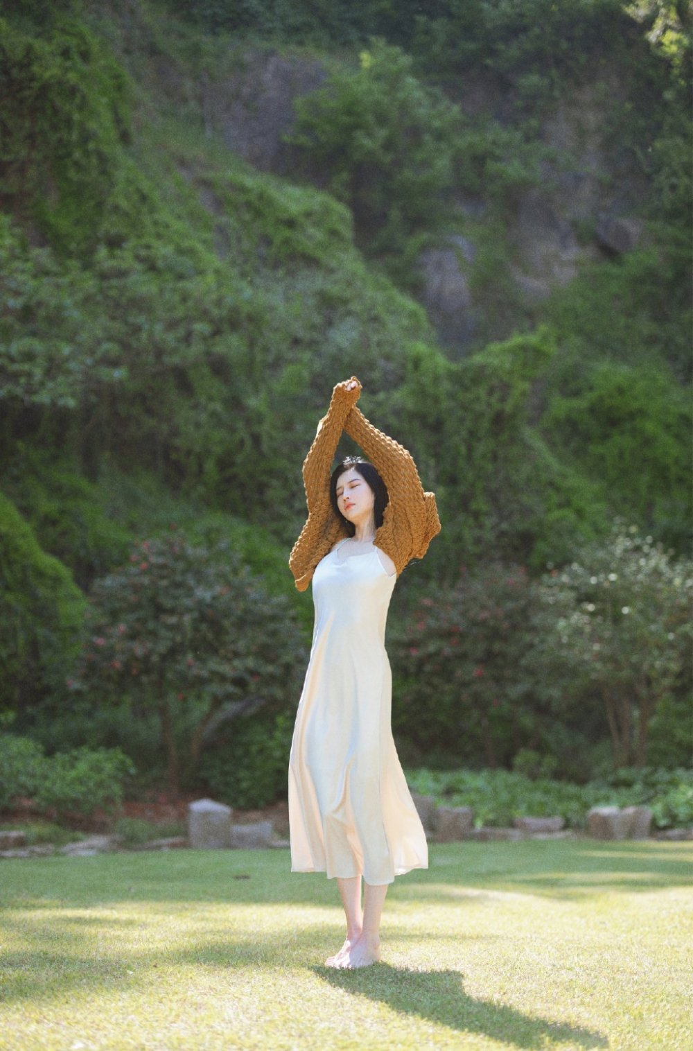 白皙动人女神吊带丝裙户外草坪写真