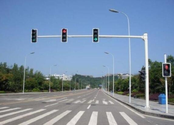 马路和红绿灯.jpg