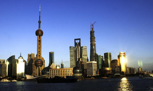 东方明珠享有——360度的申城地标   东方明珠位于上海黄浦江畔,浦东
