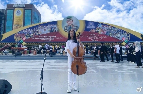 吴尊女儿在文莱国王面前演奏大提琴