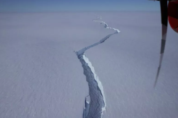 南极洲一座巨大的冰山破裂