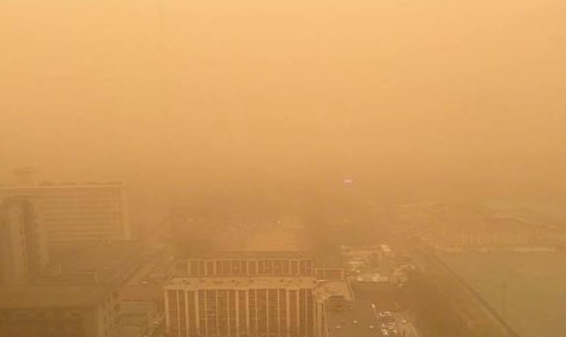 北京沙尘来临 漫天橘黄色.png