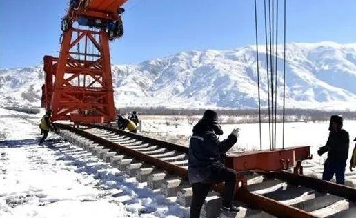 大雪中的川藏铁路.png