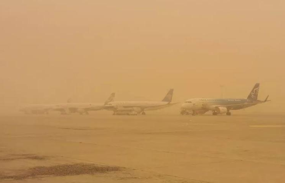 沙尘下的机场.png