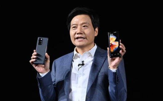 雷軍拿手機.png