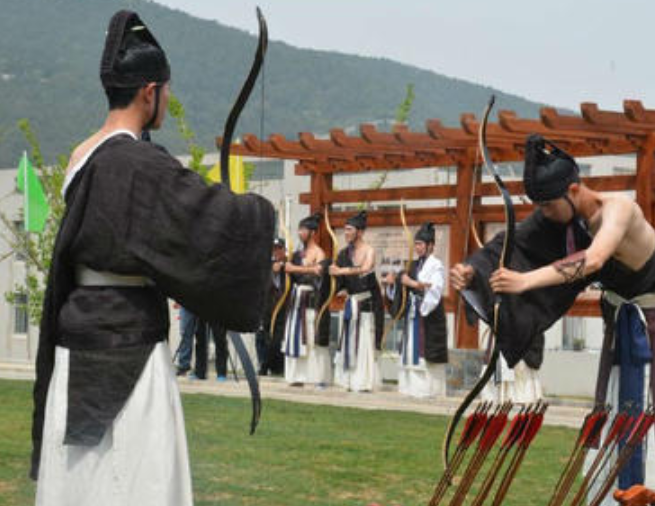 湖南一所高校開禮射課