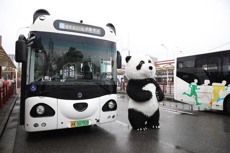 上海熊猫公交车上路