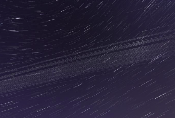 SpaceX的Starlink星座造成的明亮条纹.png