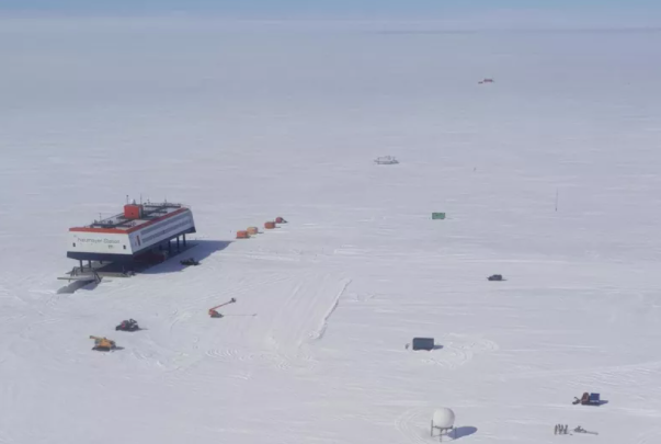 位于南极洲Ekstr？m冰架上的Neumayer Station III.png