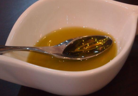 橄榄油价格多少钱一斤，橄榄油是用什么榨出来的