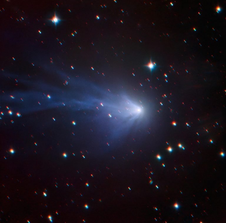 位于太阳系外围的一颗彗星.jpg