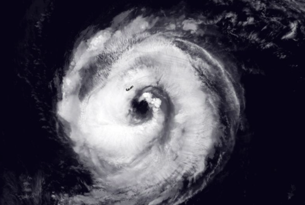 2020年9月14日保莱特飓风的眼睛以90英里每小时的最大持续风直接经过百慕大.png