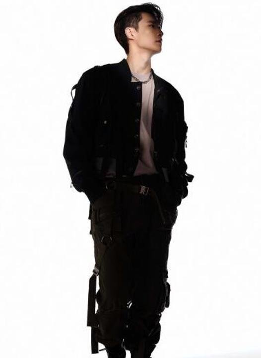 张艺兴EXO回归预告照首发，一身黑衣魅力十足，成员状态十分良好