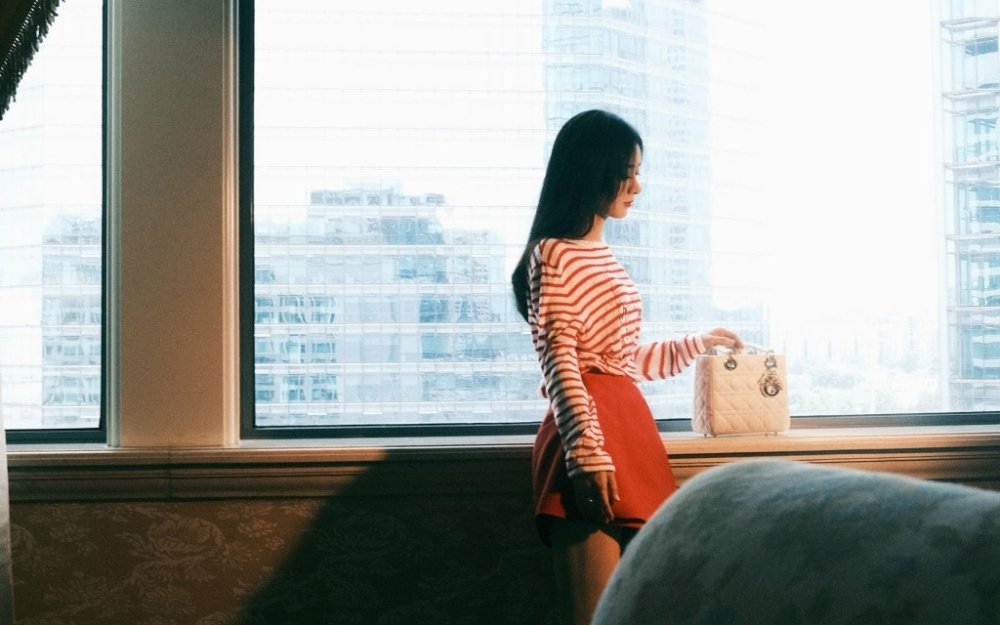 赵丽颖红色短裙少女范十足的室内时尚写真