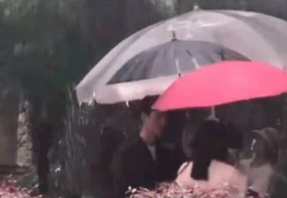 《【聚星平台最大总代】《沉睡花园》乔欣龚俊吻戏路透，两人在伞下接吻，简直太苏了》