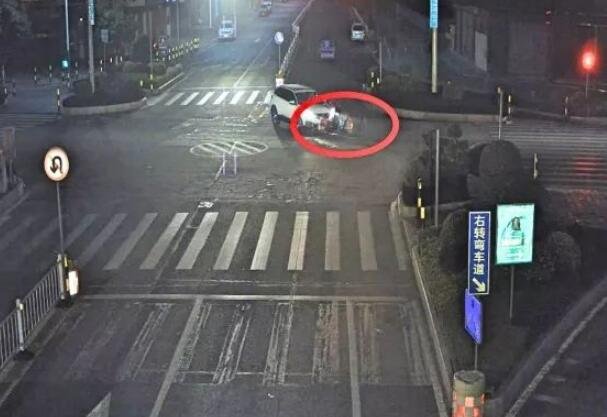 红灯闯了一半停路中间会被判定成闯红灯吗，闯红灯的判定标准是什么样的呢？