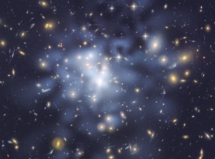 天文学家通过暗物质对其他物体的引力间接映射暗物质.jpg