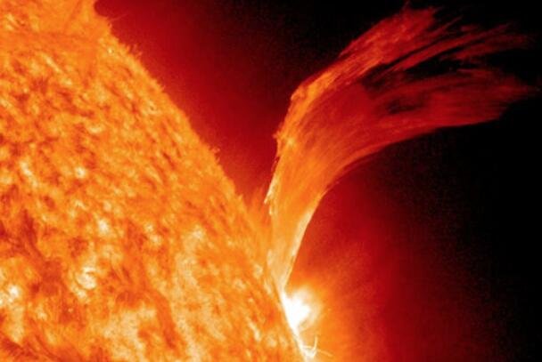 太阳上的喷发可能解开长期存在的太阳之谜，太阳上三种不同的喷发.jpg