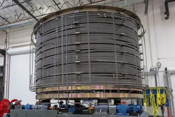 圣地亚哥通用原子公司制造厂展出的第一个中央螺线管模块.jpg