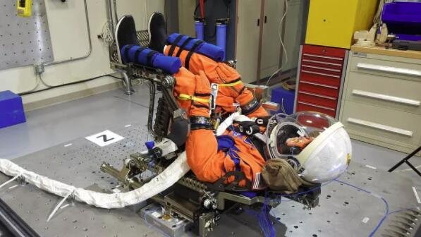 “moonikin”假人在肯尼迪航天中心新猎户座舱的椅子上接受振动测试。.jpg
