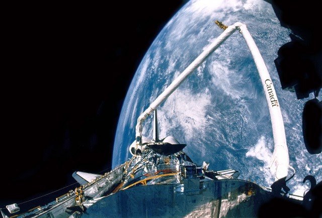 STS 31 Discovery 卸载哈勃太空望远镜.jpg