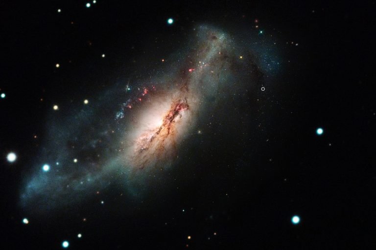 超新星 2018zd 在星系 NGC2146 的外围用白色圆圈标记.jpg