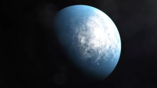 这幅插图描绘了 TOI 700 d，这是 NASA 的 TESS 任务发现的第一颗地球大小的宜居带行星。.jpg