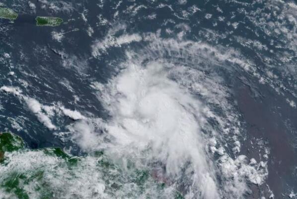 艾尔莎于 2021 年 7 月 2 日星期五达到飓风状态.jpg
