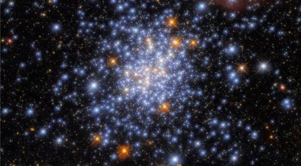 哈勃望远镜在闪闪发光的星团中发现了红色、白色和蓝色的恒星.jpg