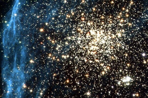 球状星团10亿年溶解成一群由几十个黑洞组成的星团 距地球约 65,000 光年.jpg