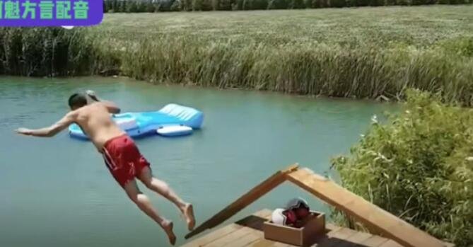 搞笑视频：大冬天显摆跳水技术，这下尴尬了吧！