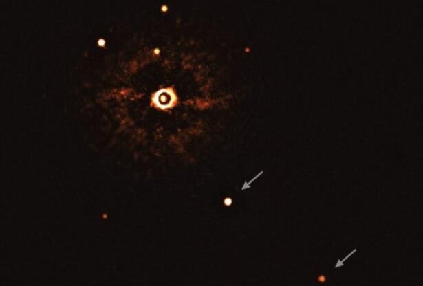 恒星 TYC 8998-760-1 伴随着两颗由箭头指示的巨大系外行星，TYC 8998-760-1b（底部）和 TYC 8998-760-1c（顶部）.jpg
